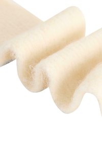 Material in felt di colore crema ondulato, superficie texture con fibre visibili, piegato in tre sezioni distinte, con un aspetto morbido.
