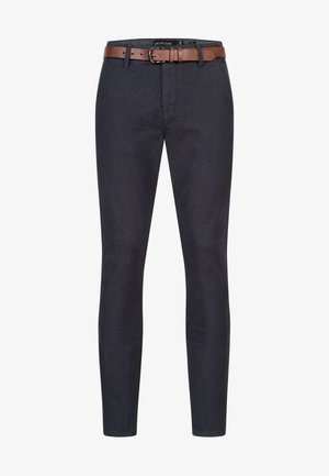 Dunkelblaue Jeans mit Slim Fit, ausgestattet mit einem braunen Ledergürtel und klassischem Fünf-Taschen-Design.