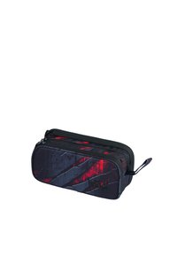 Astuccio con un design grafico nero e rosso, caratterizzato da una superficie texture, chiusura con doppia cerniera e cuciture a contrasto.
