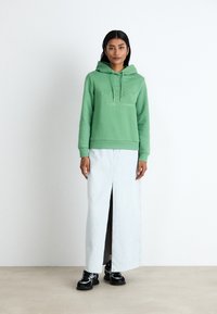 GANT TONAL SHIELD HOODIE - Mikina s kapucí - seacrest green