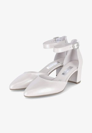 Scarpe con tacco blocco bianche in pelle, con punta affilata e cinturino alla caviglia. Texture liscia con chiusura a fibbia e lati aperti.