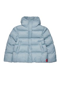 Veste matelassée bleu clair avec capuche, poches latérales, motif matelassé et un accent de logo rouge au bas. Texture douce et lisse.