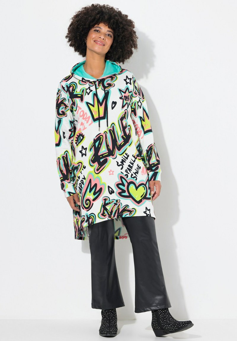 Cette robe sweat colorée présente un motif graphique avec des couronnes, des étoiles et un texte ludique. Le matériau est léger, avec une capuche turquoise et des manches longues.