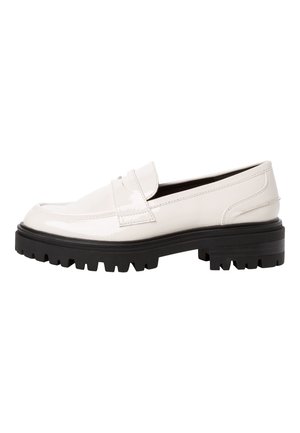 Hvid loafer i laklæder med sort kraftig ribbesål og lav hæl, set fra siden, slip-on design med syningsdetaljer.