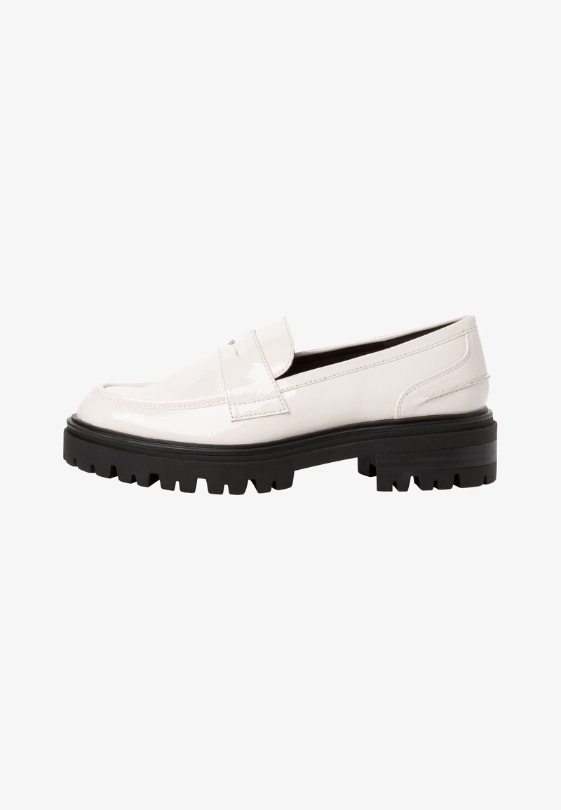 Mocassin en cuir verni blanc avec semelle épaisse noire à crampons et petit talon, vue latérale, design sans lacets avec détails cousus.
