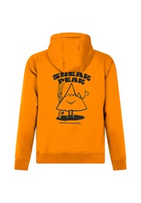 Orangenes Hoodie mit einem schwarzen Cartooneberg-Charakter, der Skier hält und einen Daumen nach oben zeigt, Text "Sneak Peak" und "Protest Sportswear."