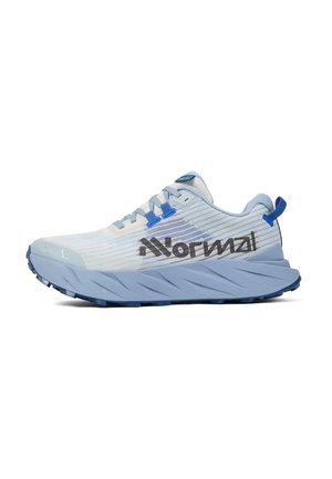 Zapatilla de correr azul claro y blanca con suela gruesa, cordones azules y la palabra "Normal" impresa en negro en el lateral.