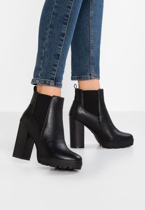 Højhælede støvletter - black