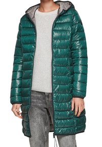 Teal pufferjakke med shiny finish, lang længde, horisontalt kviltet design, grå indvendig foring og hætte. Har trykknap- og lynlåslukning.