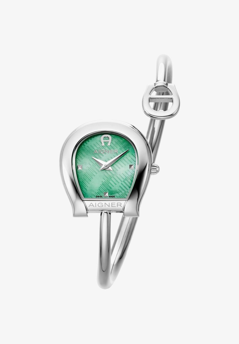 Zilveren armbandhorloge met een groene, getextureerde wijzerplaat in hoefijzervorm, twee zilveren wijzers en het Aigner-logo boven- en onderaan.