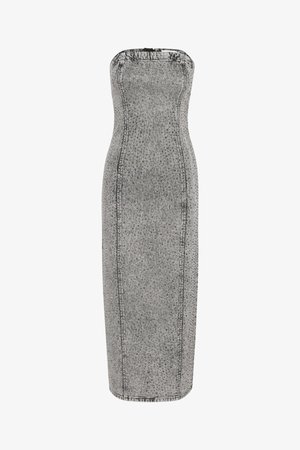 Graues, trägerloses Bodycon-Kleid mit einer figurbetonten Silhouette. Es zeichnet sich durch einen strukturierten Stoff und einen dezenten Glanz aus, der durch sichtbare Nahtdetails betont wird.
