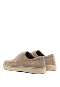 Zamszowe buty w jasnym beżu, z zaokrąglonym czubkiem, posiadające szytą podeszwę i sznurowadła. Gładka tekstura z subtelnymi akcentami na cholewce.