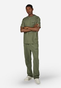 Pegador LOGO TEE - Základné tričko - washed faded olive black