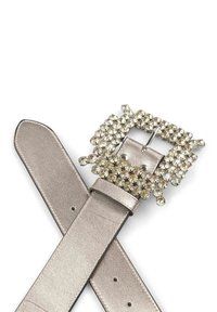 Curea metalică argintie cu o cataramă mare, încrustată cu pietre strălucitoare, în formă de pătrat. Textură fină, capăt ușor conic și multiple găuri pentru ajustare.