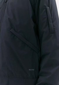 Marine bomberjack met een gladde textuur, zijzakken, geribbelde manchetten en een geborduurd logo op de onderste zoom.