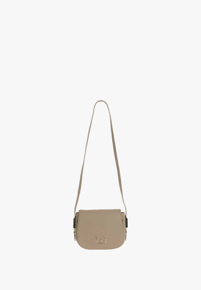 Beige Umhängetasche aus glattem Leder mit Klappenverschluss, goldfarbenen Beschlägen und einem langen, verstellbaren Riemen.