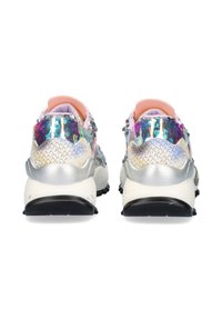 Zapatillas multicolores con un brillante patrón inspirado en reptiles. Presentan una suela blanca y acentos plateados, con un forro interior rosa.
