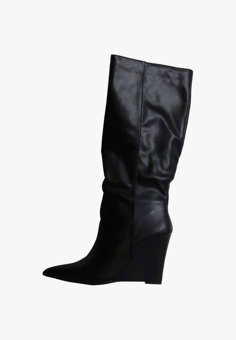 Botte mi-mollet en cuir noir avec bout pointu et talon compensé, texture légèrement froissée sur la tige.