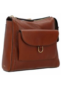Sac à main en cuir marron avec une surface texturée, fermeture éclair dorée, poche avant avec rabat et fermoir, et bord noir. Design rectangulaire compact.