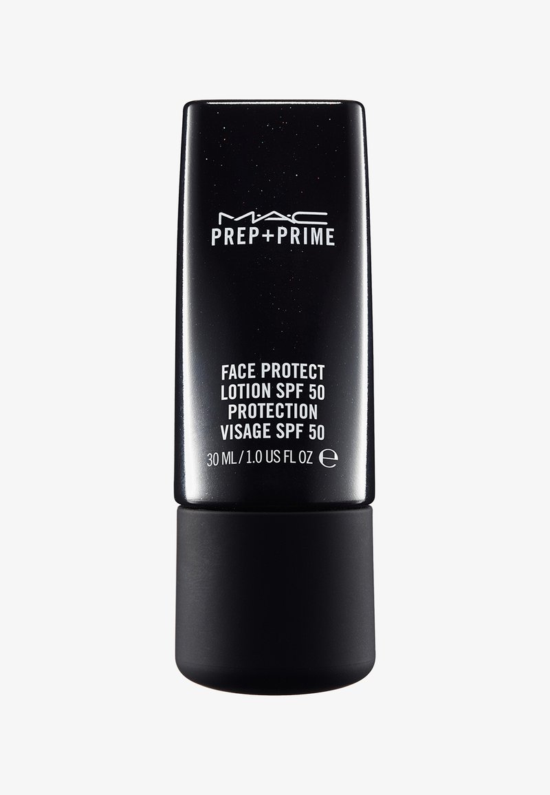 MAC Prep + Prime Face Protect Lotion SPF 50 mustassa sylinterimäisessä pullossa. Pullon etupuolella valkoisella tekstillä esitellään tuoteominaisuuksia, 30 ml koko.
