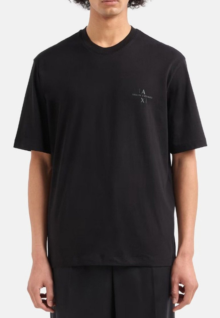 T-shirt in cotone nero con maniche corte, scollatura rotonda e un piccolo logo stampato sul lato sinistro del petto. Texture morbida.