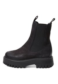 Botas Chelsea de cuero negro con paneles el�ásticos en los laterales, parte superior texturizada y suela de goma gruesa con relieve. Incluye lengüetas en la parte superior para facilitar el calzado y descalzado.