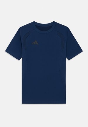 Tengerészkék rövid ujjú atlétikai póló kerek nyakkivágással és diszkrét adidas logóval a mellrészen, fehér háttér előtt.