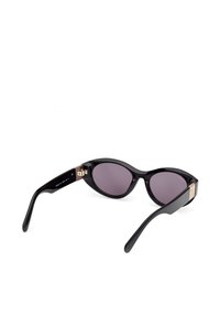 Černé sluneční brýle s křivkovým tvarem kočičích očí, tmavě fialovými čočkami, lesklými rámy, zlatými akcenty na panty a štíhlými nožičkami.