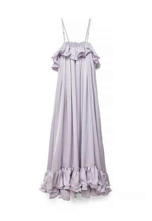 Lila mouwloze maxi-jurk met geschulpte off-shoulder halslijn en zoom, voorzien van dunne verstelbare bandjes en vloeiende geplooide stof.