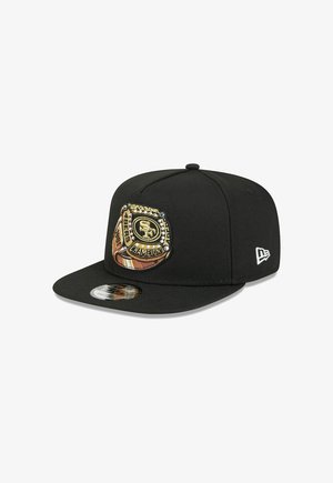 Schwarze Flachkappe mit aufgesticktem San Francisco 49ers Super Bowl Champions-Abzeichen auf der Vorderseite und New Era-Logo an der Seite.