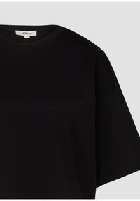 T-shirt noir à manches courtes et col rond avec étiquette de la marque s.Oliver à l'intérieur du col sur un fond uni.