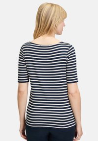 Żółto-niebieski, paskowany top z krótkim rękawem, o szerokim dekolcie, dopasowanej sylwetce i gładkiej teksturze. Widok z tyłu ukazuje poziome pasy.