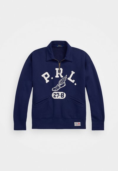 Pulover navy cu guler înalt, fermoar auriu, text grafic alb "P.R.L." și design de încălțăminte, două buzunare frontale, tiv și manșete mărgărite.