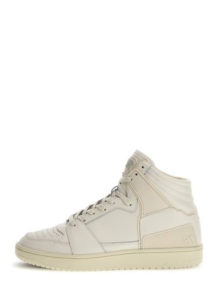 Sneaker alta in pelle beige chiaro. Presenta punta perforata, lacci piatti, collo imbottito e pannello laterale testurizzato con dettaglio del logo.