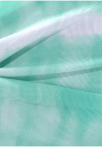 Minzgrüner Stoff mit glatter Textur, der ein subtil schattiertes Muster und feine Rippungen aufweist, wodurch Tiefe und Interesse erzeugt werden.