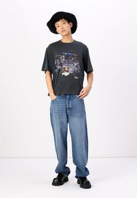 Abercrombie & Fitch Cropped Western Graphic Tee - T-shirts print - casual black