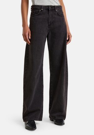 - Wide leg