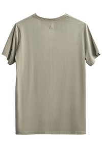 Korte mouw T-shirt in licht olijfgroen, met een ronde halslijn en een klein schaarlogo geborduurd op de achterkant. Zachte katoenen textuur.