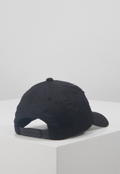 Cască de baseball neagră din material textil, cu o vizieră curbată, curea ajustabilă tip snapback și o crown rotunjită cu orificii de ventilație.