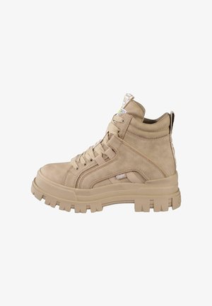 Beige semsket høyhælte sneakers med en tykk gummisåle, lisser foran, polstret krage og sideaksenter med logo.