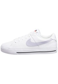 Valkoiset tennarit, joissa on teksturoitu nahkapinta, purppura Nike-swoosh, nauhakiristys, kevyet pohjat ja musta raidallinen korostus pohjassa.