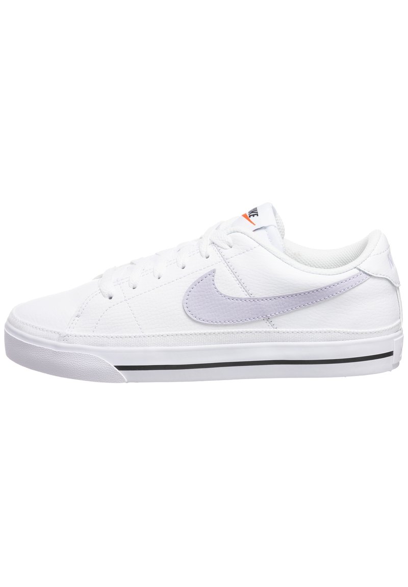 Valkoiset tennarit, joissa on teksturoitu nahkapinta, purppura Nike-swoosh, nauhakiristys, kevyet pohjat ja musta raidallinen korostus pohjassa.