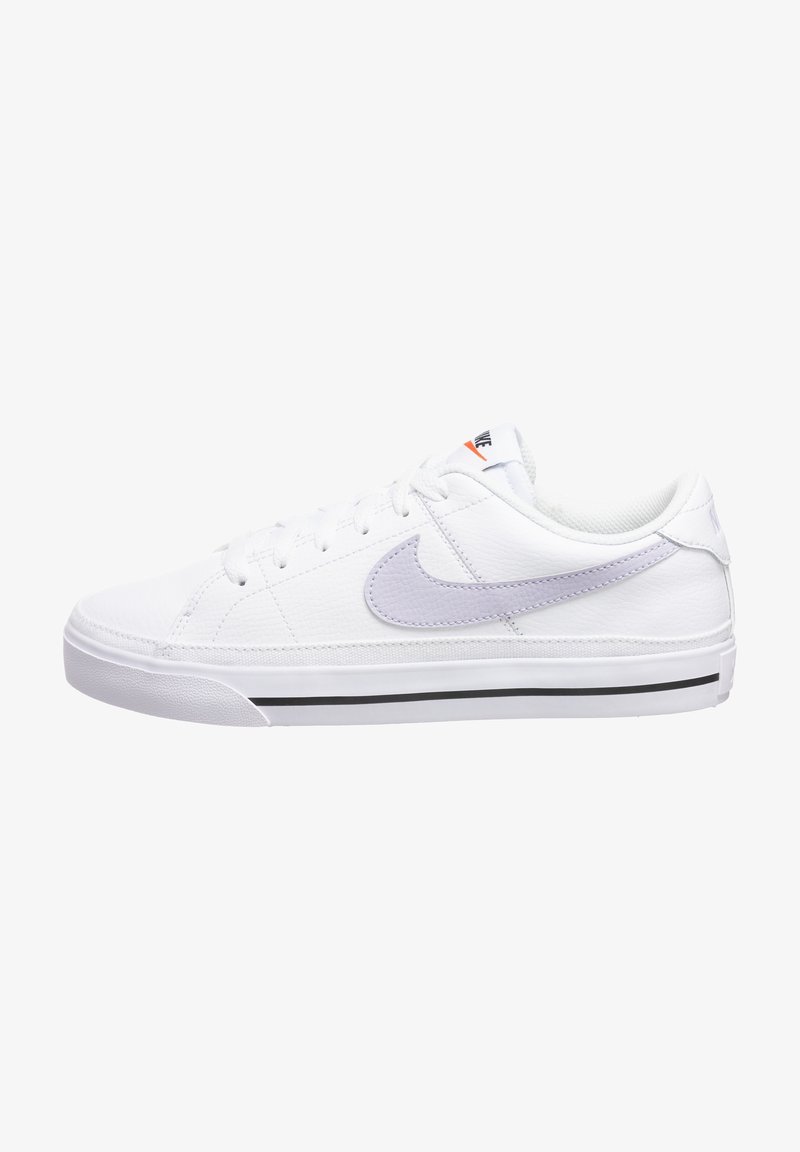 Valkoiset tennarit, joissa on teksturoitu nahkapinta, purppura Nike-swoosh, nauhakiristys, kevyet pohjat ja musta raidallinen korostus pohjassa.