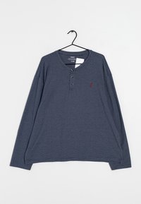 Marineblaues Langarm-T-Shirt mit horizontalen Streifen, zwei Knöpfen am Henley-Ausschnitt und einem kleinen roten Logo auf der linken Brust.