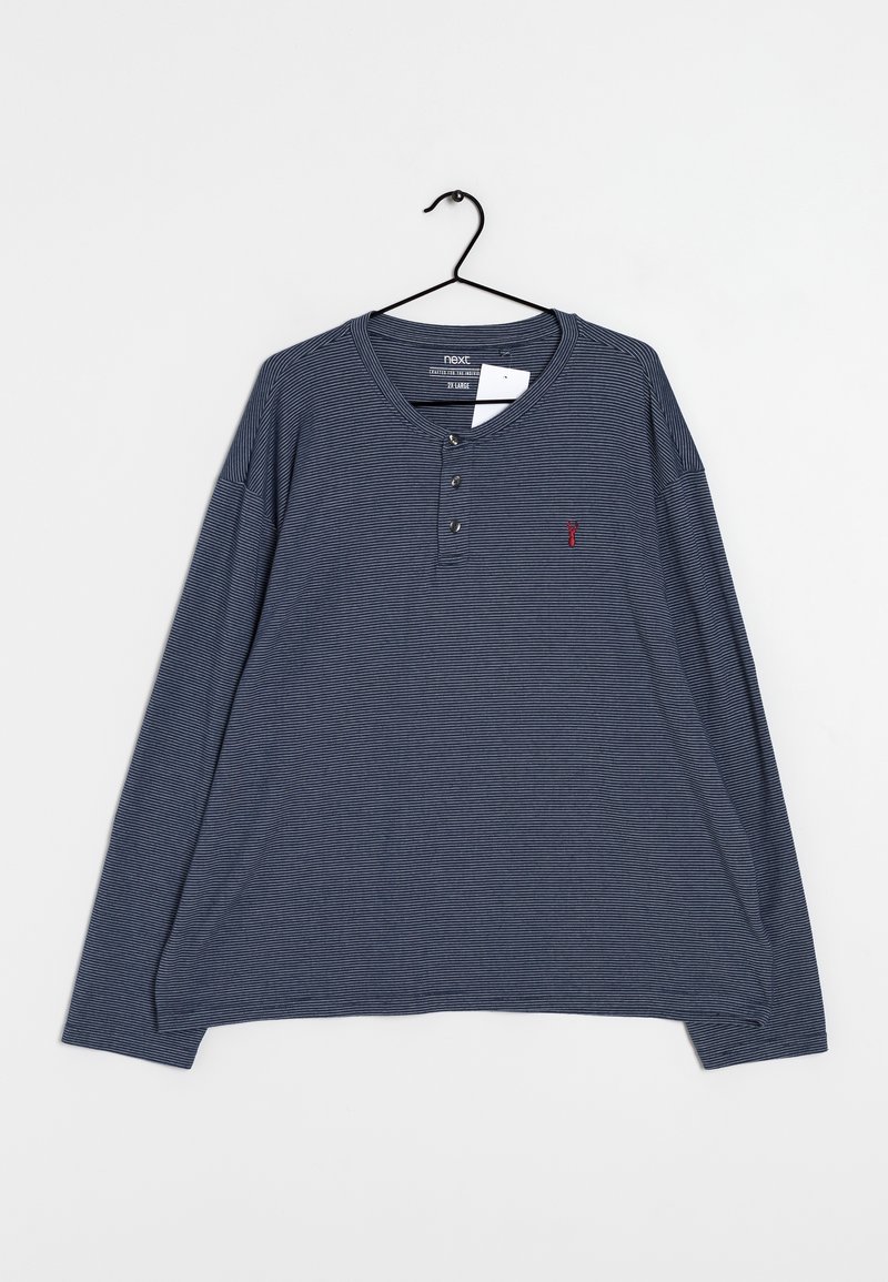 Marineblaues Langarm-T-Shirt mit horizontalen Streifen, zwei Knöpfen am Henley-Ausschnitt und einem kleinen roten Logo auf der linken Brust.