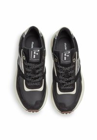 Zapatillas negras y grises con una combinación de ante y materiales sintéticos. Presentan una lengüeta acolchada, cordones texturizados y acentos de color claro.