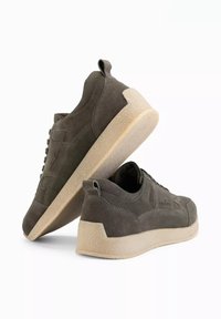 Sneaker in suede grigio con finitura texturizzata, dotate di suola in gomma beige, punta rotonda, design con lacci e linguetta sul retro.