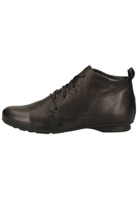 Bottines en cuir noir avec une texture lisse, bout rond et profil bas. Comprend des lacets et une petite languette à l'arrière. Semelle plate.