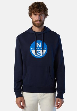 Felpa con cappuccio blu navy realizzata in morbido tessuto, con una grande grafica circolare contenente il testo "NORTH SAILS" in bianco e blu, e una tasca frontale.
