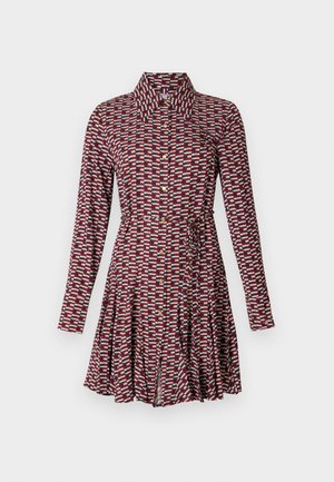 Φόρεμα με κόκκινο και λευκό σχέδιο, μακριά μανίκια, κλείσιμο με κουμπιά και φουσκωτό μπούστο. Διαθέτει κολάρο και λεπτομέρεια μέσης με κορδόνι.